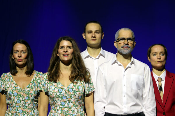 Edina Hojas, Rosana Cleve, Niclas Kunder, Florian Bender und Katharina Hannappel in HERZFADEN. © Laura Ritter