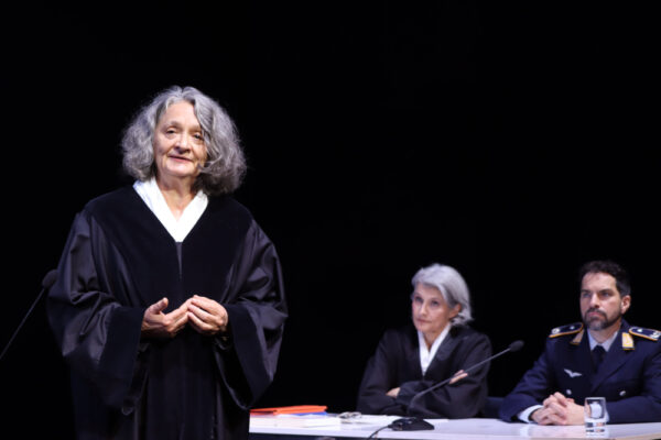 Monika Hess-Zanger, Marion Mainka und Florian Bender in TERROR. © Laura Ritter