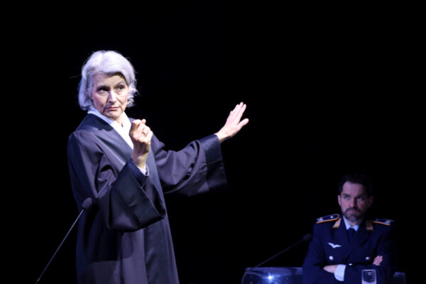 Marion Mainka und Florian Bender in TERROR. © Laura Ritter