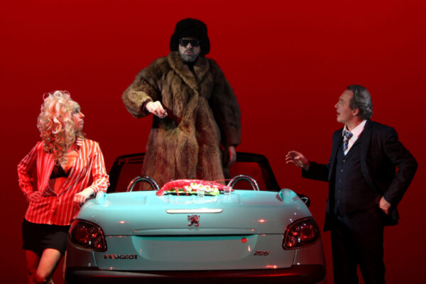 Ivana Langmajer, Florian Bender und Gregor Eckert in ACHTSAM MORDEN. © Laura Ritter