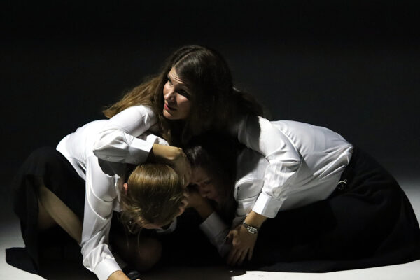 Katharina Hannappel, Rosana Cleve und Edina Hojas in HERZFADEN. © Laura Ritter