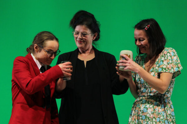 Katharina Hannappel, Stephanie Rave und Edina Hojas in HERZFADEN. © Laura Ritter