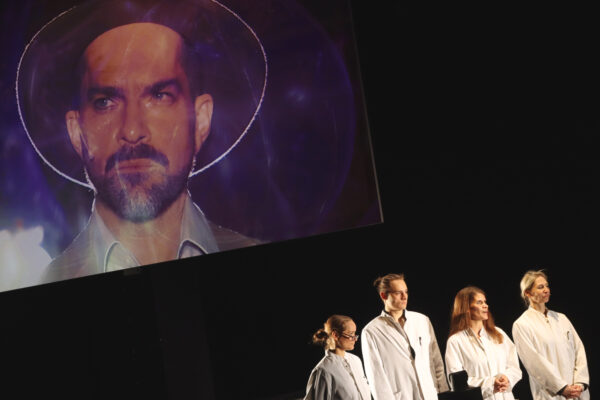 Florian Bender, Katharina Hannappel, Niclas Kunder, Rosana Cleve und Ivana Langmajer in MANHATTAN PROJECT. © Laura Ritter