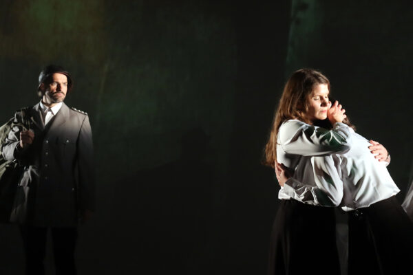 Florian Bender, Rosana Cleve und Edina Hojas in HERZFADEN. © Laura Ritter