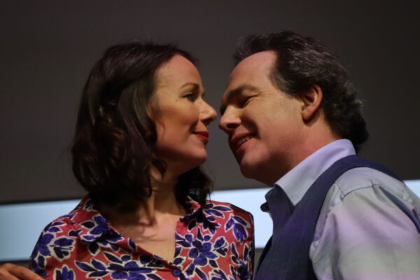 Edina Hojas und Gregor Eckert in ACHTERBAHN. © Tanja Weidner