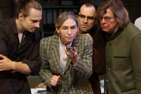Niclas Kunder, Ivana Langmajer, Florian Bender und Meinhard Zanger in EINGESCHLOSSENE GESELLSCHAFT. © Tanja Weidner