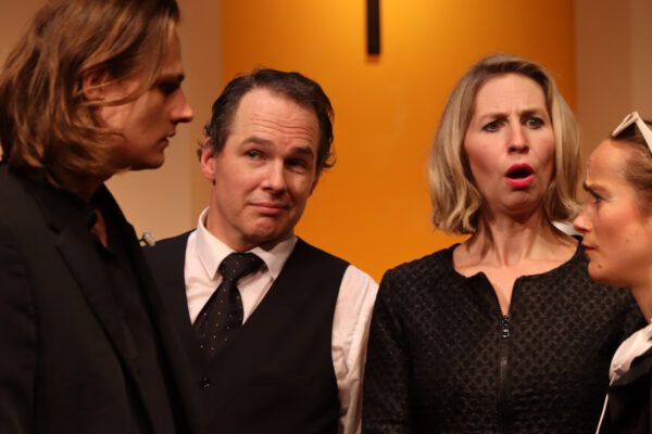 Niclas Kunder, Gregor Eckert, Ivana Langmajer und Katharina Hannappel in KALTER WEISSER MANN. © Laura Ritter