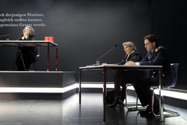 Monika Hess-Zanger, Marion Mainka und Florian Bender in TERROR. © Klaus Lefebvre