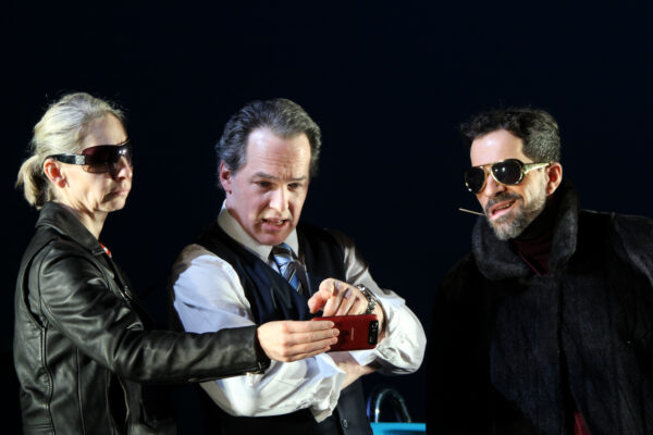 Ivana Langmajer, Gregor Eckert und Florian Bender in ACHTSAM MORDEN. © Laura Ritter