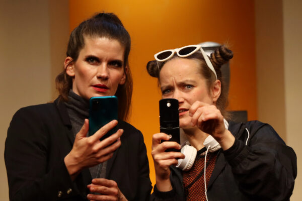 Rosana Cleve und Katharina Hannappel in KALTER WEISSER MANN. © Laura Ritter