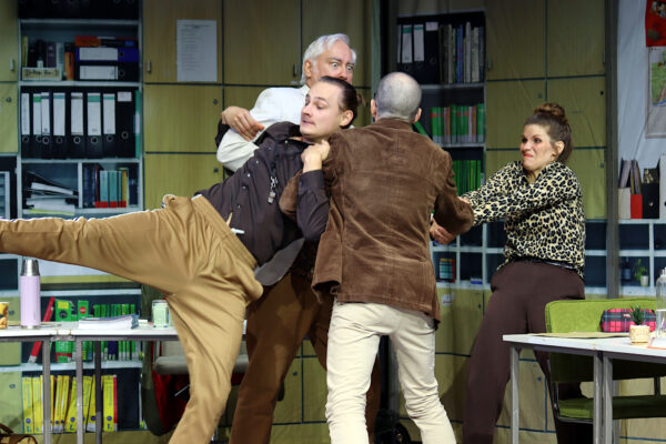 Niclas Kunder, Jürgen Lorenzen, Florian Bender und Rosana Cleve in EINGESCHLOSSENE GESELLSCHAFT. © Moritz Schertl