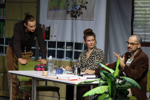 Niclas Kunder, Rosana Cleve und Florian Bender in EINGESCHLOSSENE GESELLSCHAFT. © Moritz Schertl