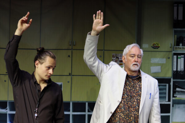 Niclas Kunder und Jürgen Lorenzen in EINGESCHLOSSENE GESELLSCHAFT. © Moritz Schertl