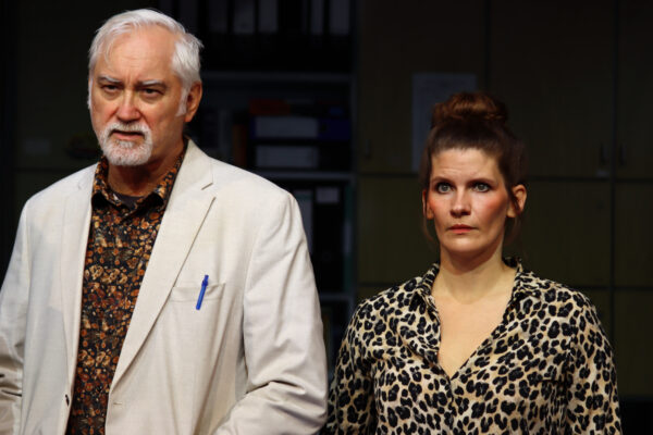 Jürgen Lorenzen und Rosana Cleve in EINGESCHLOSSENE GESELLSCHAFT. © Moritz Schertl