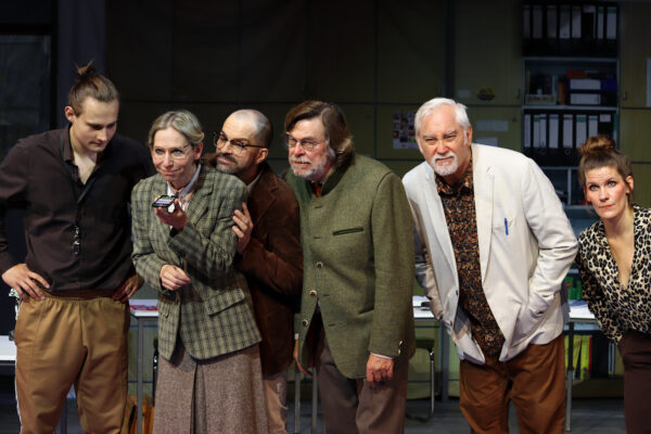 Niclas Kunder, Ivana Langmajer, Florian Bender, Meinhard Zanger, Jürgen Lorenzen und Rosana Cleve in EINGESCHLOSSENE GESELLSCHAFT. © Moritz Schertl