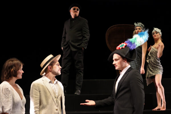 Rosana Cleve, Florian Bender, Jürgen Lorenzen, Niclas Kunder, Ivana Langmajer und Katharina Hannappel in MARIO UND DER ZAUBERER. © Laura Ritter