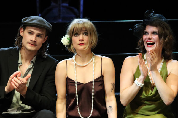 Niclas Kunder, Katharina Hannappel und Rosana Cleve in MARIO UND DER ZAUBERER. © Laura Ritter