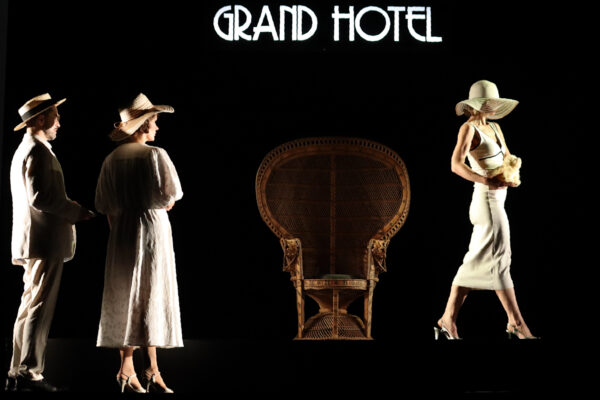 Florian Bender, Rosana Cleve und Ivana Langmajer in MARIO UND DER ZAUBERER. © Laura Ritter