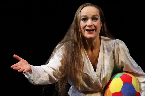 Katharina Hannappel in MARIO UND DER ZAUBERER. © Laura Ritter