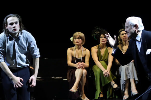 Niclas Kunder, Katharina Hannappel, Ivana Langmajer und Jürgen Lorenzen in MARIO UND DER ZAUBERER. © Laura Ritter