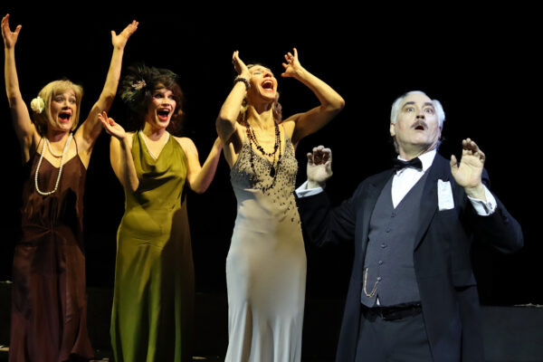 Katharina Hannappel, Rosana Cleve, Ivana Langmajer und Jürgen Lorenzen in MARIO UND DER ZAUBERER. © Laura Ritter