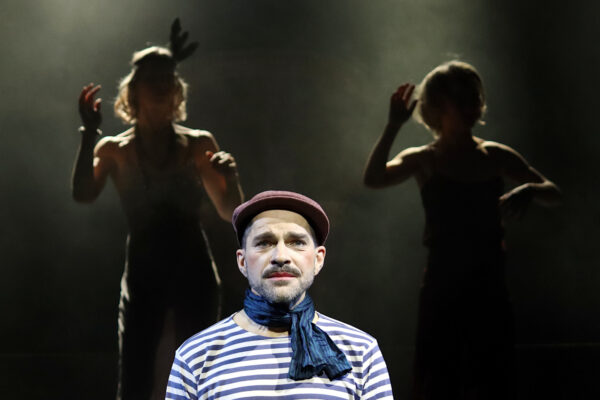 Ivana Langmajer, Florian Bender und Katharina Hannappel in MARIO UND DER ZAUBERER. © Laura Ritter