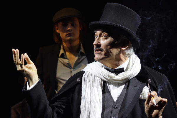 Niclas Kunder und Jürgen Lorenzen in MARIO UND DER ZAUBERER. © Laura Ritter