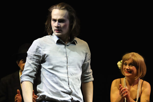 Florian Bender, Niclas Kunder und Katharina Hannappel in MARIO UND DER ZAUBERER. © Laura Ritter