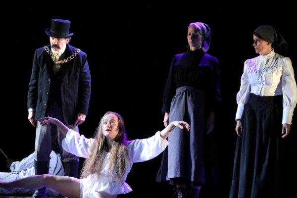 Der Großbauer (Gregor Eckert) und drei seiner Töchter - Klara (Katharina Hannappel), Grete (Ivana Langmajer) und Emma (Rosana Cleve) in HEIMSUCHUNG. © Moritz Schertl Der Großbauer (Gregor Eckert) und drei seiner Töchter - Klara (Katharina Hannappel), Grete (Ivana Langmajer) und Emma (Rosana Cleve) in HEIMSUCHUNG. © Moritz Schertl