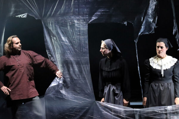 Ein Knecht (Markus Hennes) und die Töchter Grete (Ivana Langmajer) und Hedwig (Carolin Wirth) des Großbauern in HEIMSUCHUNG© Laura Ritter