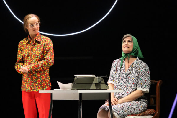 Die Enkelin der Besucherin (Katharina Hannappel) und die Besucherin (Carolin Wirth) in HEIMSUCHUNG. © Laura Ritter