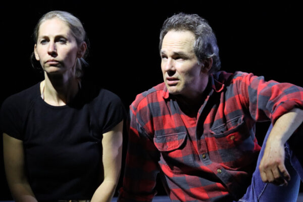 Die unberechtigte Eigenbesitzerin (Ivana Langmajer) und ihr Kinderfreund (Gregor Eckert) in HEIMSUCHUNG. © Laura Ritter