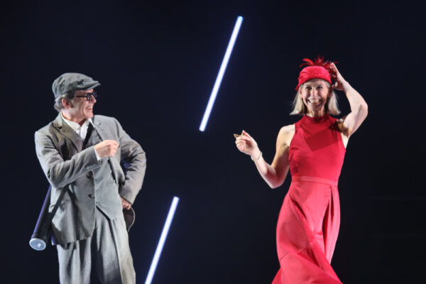 Der Architekt (Gregor Eckert) und seine Frau (Ivana Langmajer) in HEIMSUCHUNG. © Laura Ritter