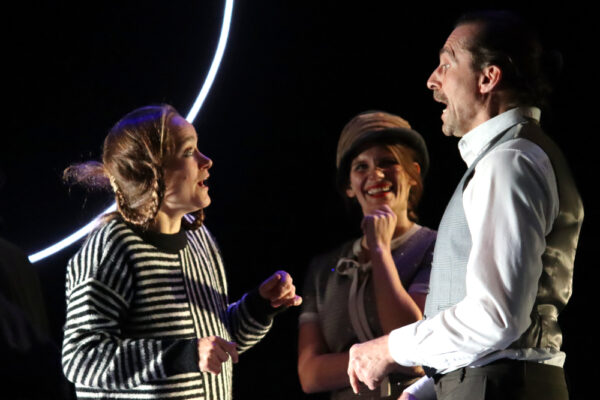 Das Mädchen Doris (Katharina Hannappel), seine Tante Anna (Rosana Cleve)und sein Onkel Tuchfabrikant Ludwig (Markus Hennes) in HEIMSUCHUNG. © Laura Ritter Das Mädchen Doris (Katharina Hannappel), seine Tante Anna (Rosana Cleve)und sein Onkel Tuchfabrikant Ludwig (Markus Hennes) in HEIMSUCHUNG. © Laura Ritter