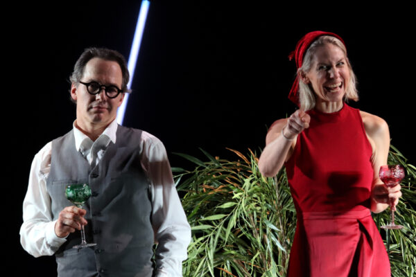 Der Architekt (Gregor Eckert) und seine Frau (Ivana Langmajer) in HEIMSUCHUNG. © Laura Ritter