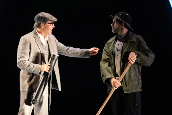 Der Architekt (Gregor Eckert) und der Gärtner (Florian Bender) in HEIMSUCHUNG. © Moritz Schertl