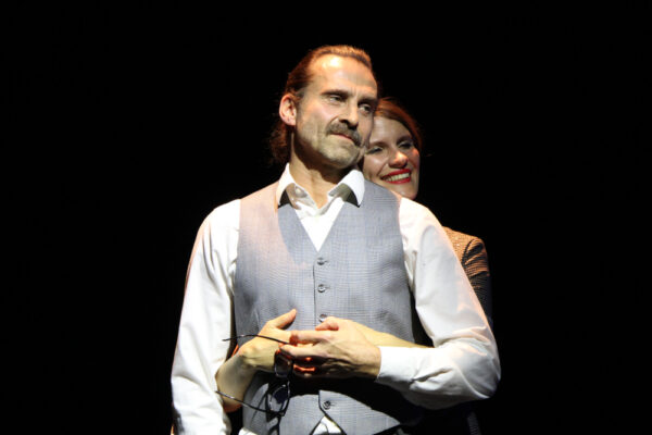Der Tuchfabrikant Ludwig (Markus Hennes) mit seiner Frau Anna (Rosana Cleve) in HEIMSUCHUNG. © Laura Ritter