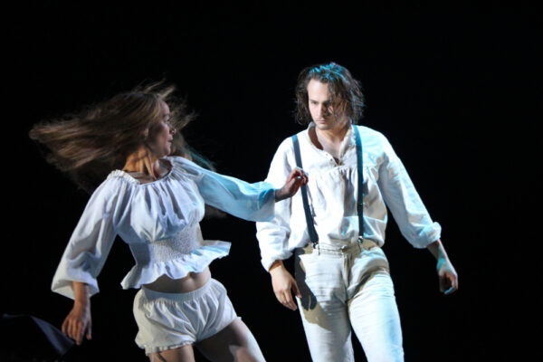 Klara (Katharina Hannappel) und der Fischer (Niclas Kunder) in HEIMSUCHUNG. © Laura Ritter