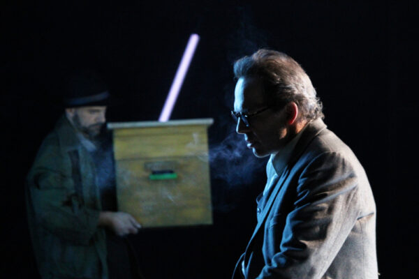 Der Gärtner (Florian Bender) und der Architekt (Gregor Eckert) in HEIMSUCHUNG. © Laura Ritter