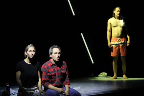 Ivana Langmajer, Gregor Eckert und Niclas Kunder in HEIMSUCHUNG. © Laura Ritter