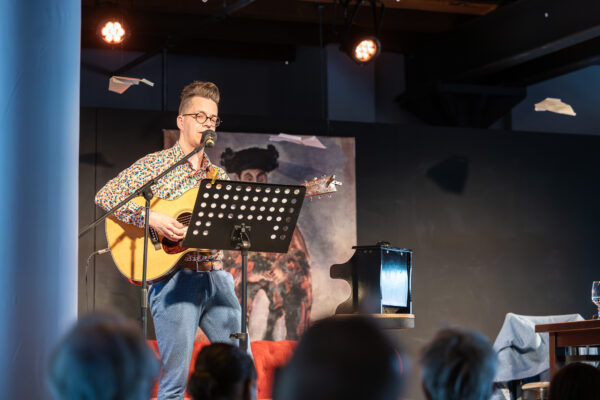 Sebastian Laukötter beim Philosophischen Café. © Stefan Klatt