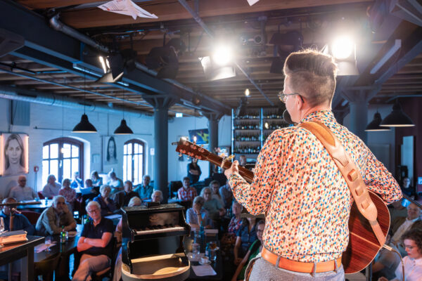Sebastian Laukötter beim Philosophischen Café. © Stefan Klatt