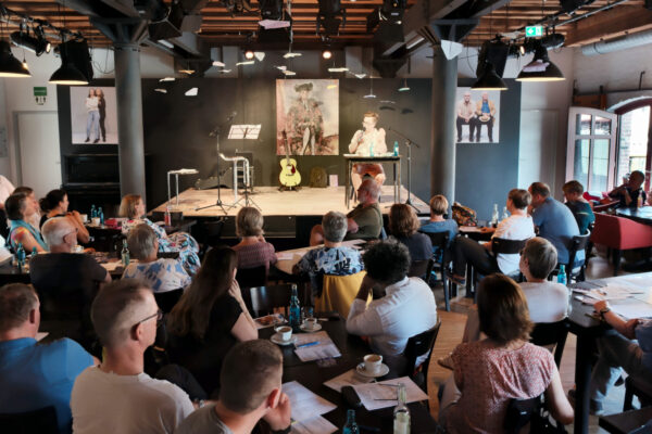 Sebastian Laukötter beim Philosophischen Café. © Felix-Manuel Nuss