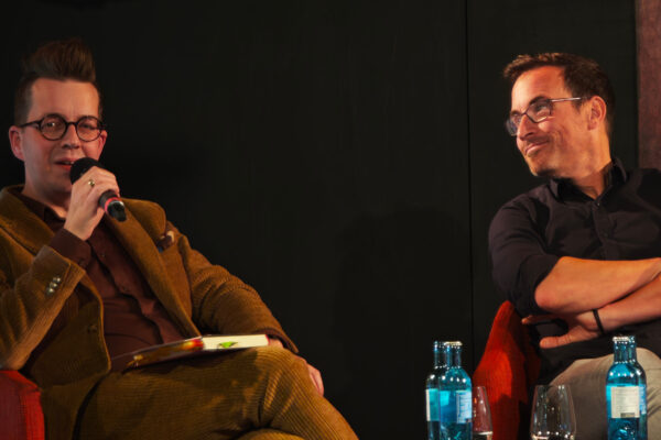 Sebastian Laukötter und Gast Tim Henning beim Philosophischen Café. © Laura Ritter