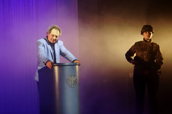 Gregor Eckert und Lara Berenike-Dabbous in PUTSCH. © Laura Ritter