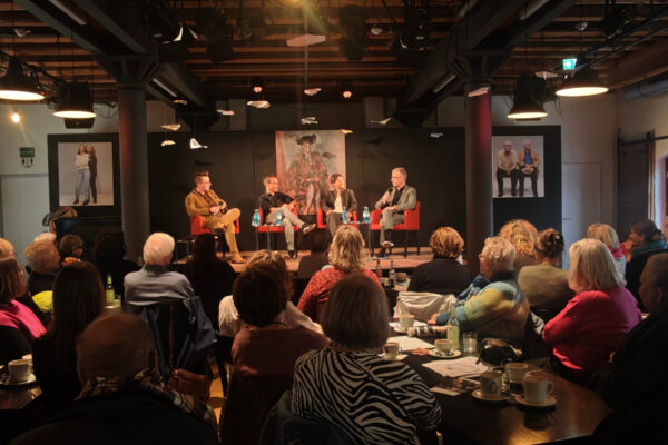 Sebastian Laukötter mit seinen Gästen Tim Henning, Nikola Kompa und Christian Nimtz beim Philosophischen Café. © Laura Ritter