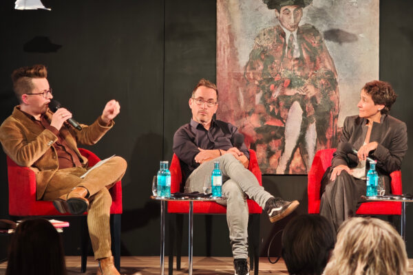 Sebastian Laukötter mit seinen Gästen Tim Henning und Nikola Kompa zum Thema: Die dunkle Seite der Sprache beim Philosophischen Café. © Laura Ritter