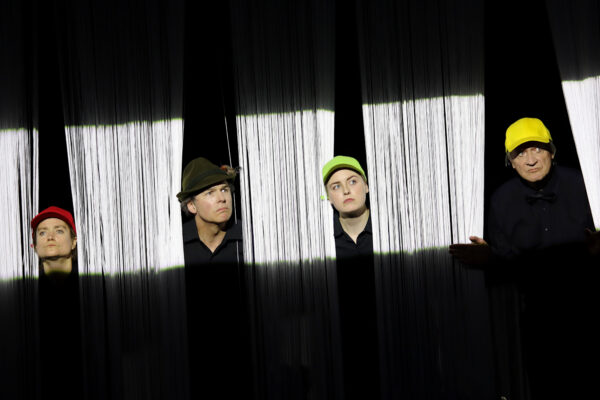 Die Parteien (v.l. Katharina Hannappel, Gregor Eckert, Lara Berenike-Dabbous und Bernd Reheuser) in PUTSCH. © Laura Ritter Die Parteien (v.l. Katharina Hannappel, Gregor Eckert, Lara Berenike-Dabbous und Bernd Reheuser) in PUTSCH. © Laura Ritter