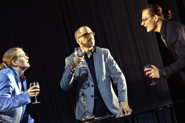 Fraktionsvorsitzender (Lara Berenike-Dabbous), der Bundeskanzler (Florian Bender) und Parteivorsitzender (Niclas Kunder) bei den Koalitionsverhandlungen in PUTSCH. © Laura Ritter