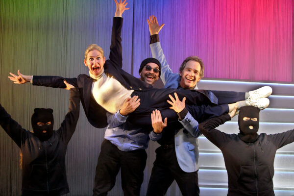 Katharina Hannappel, Ivana Langmajer, Florian Bender, Gregor Eckert und Lara-Berenike Dabbous in PUTSCH. © Moritz Schertl